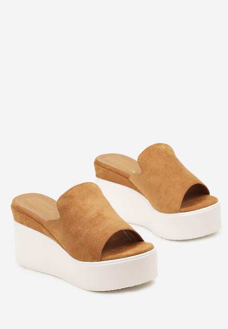 Brązowe Klapki z Paskiem z Ekozamszu Ozdobionym Wycięciami na Koturnie i Platformie Oleviana