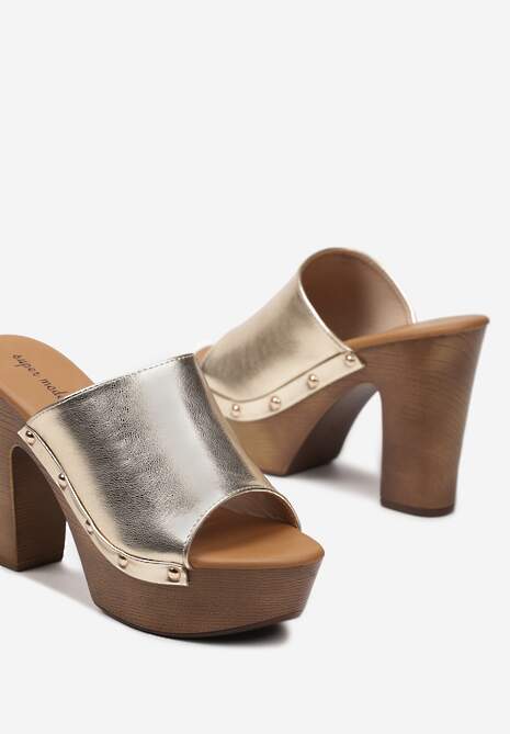 Złote Klapki na Platformie z Ozdobnymi Nitami i Szerokim Paskiem Bice