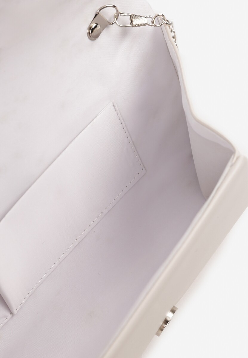 Biała Torebka Kopertówka Zdobiona Metalowym Detalem z Dodatkowym Łańcuszkiem Vorinna