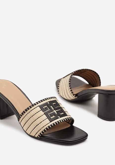 Czarne Klapki na Słupku Ozdobione Geometryczną Aplikacją Mevillane