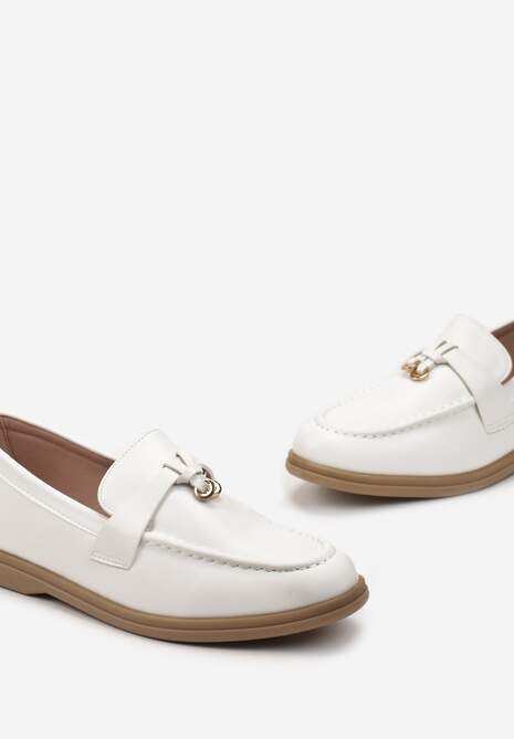 Białe Mokasyny z Imitacji Skóry z Minimalistyczną Zawieszką Biaha