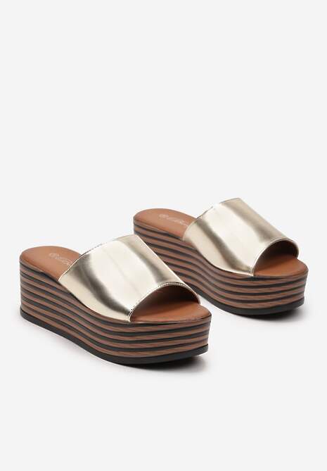 Złote Klapki na Platformie z Wstawką Imitującą Drewno i Szerokim Paskiem Histia