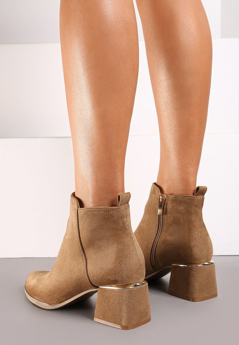 Ciemnobeżowe Botki z Ekozamszu na Niskim Obcasie Zdobionym Metaliczną Wstawką Brievia