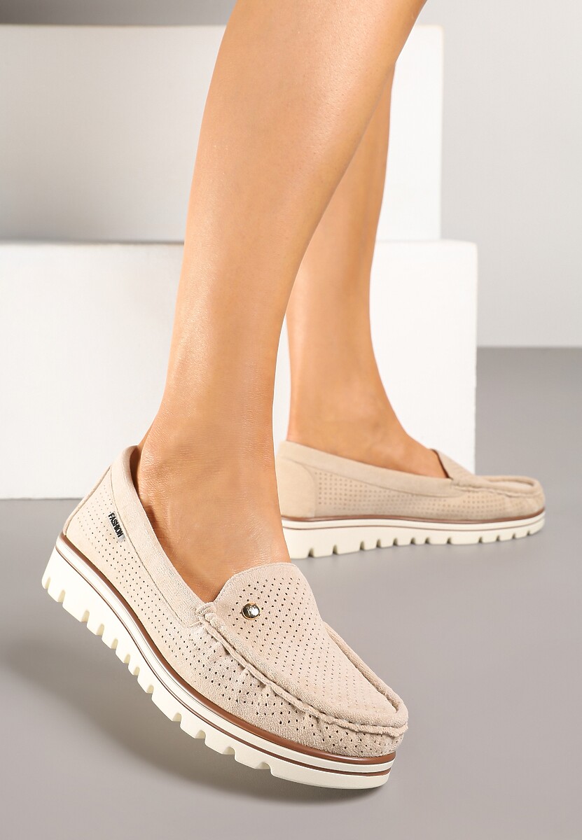 Ciemnobeżowe Mokasyny z Metaliczną Ozdobą i Perforacją Zairina