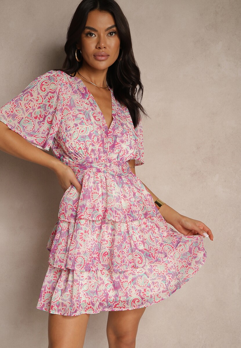 Różowa Sukienka Ozdobiona Abstrakcyjnym Wzorem i Falbanami Rinacea