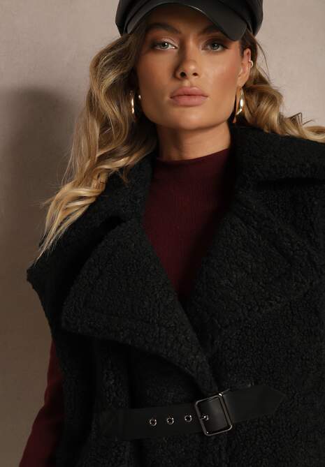 Czarna Kamizelka z Barankowego Futerka Zapinana na Klamrę przy Pasku Hetirani