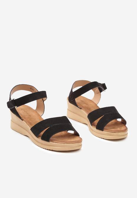 Czarne Sandały na Koturnie Ozdobione Perforacją Zapinane na Rzep Eolla