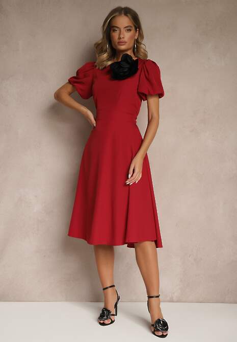 Bordowa Rozkloszowana Sukienka Vices Ozdobiona Odpinanym Kwiatem 3D Koleira