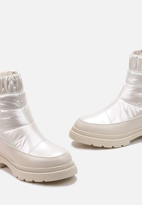 Białe Śniegowce na Płaskiej Podeszwie z Ozdobną Naszywką i Ściągaczem Dolcezza