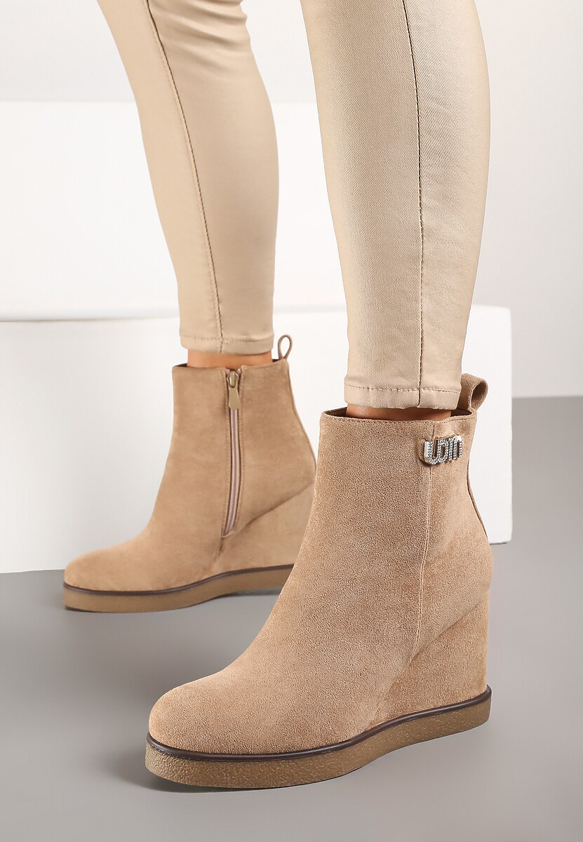 Ciemnobeżowe Botki z Ozdobą z Cyrkoniami Osadzone na Koturnie Calgrana