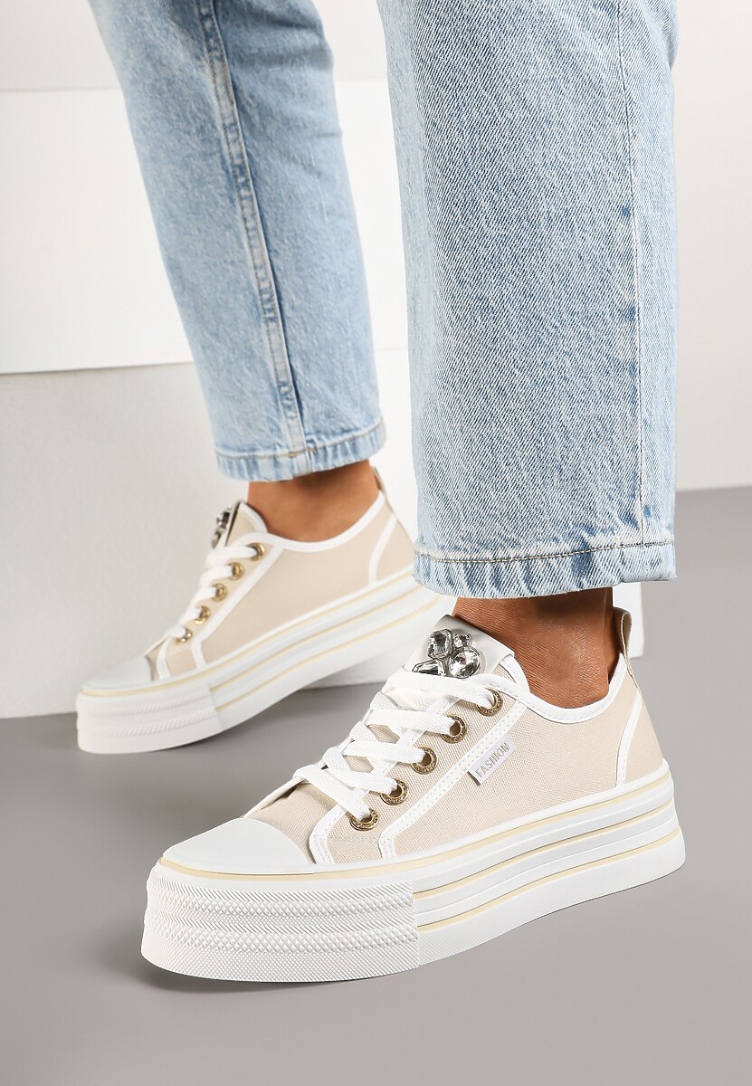 Beżowe Trampki na Platformie z Biżuteryjną Aplikacją Flortewis