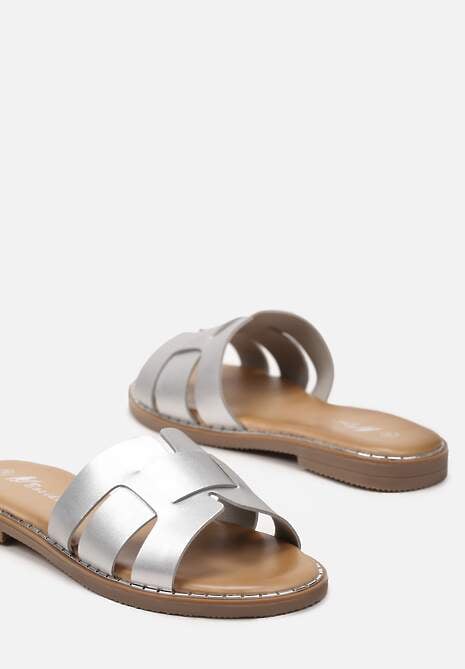 Srebrne Klapki z Paskiem z Wycięciami o Metalicznym Połysku Madline