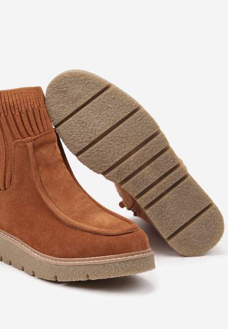 Brązowe Ekozamszowe Botki z Prążkowaną Dopasowaną Cholewką na Niskim Koturnie Manzina