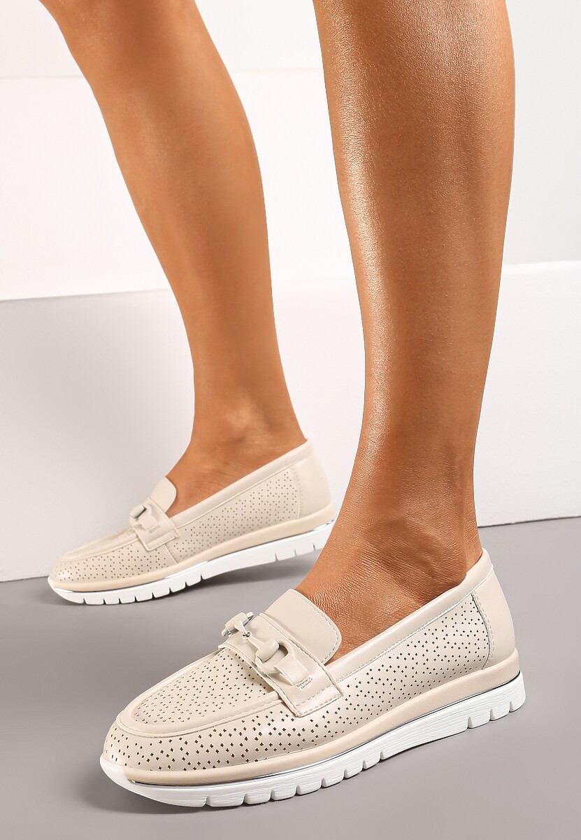 Beżowe Mokasyny ze Skórzaną Wkładką Perforacją i Klamrą Gamiara