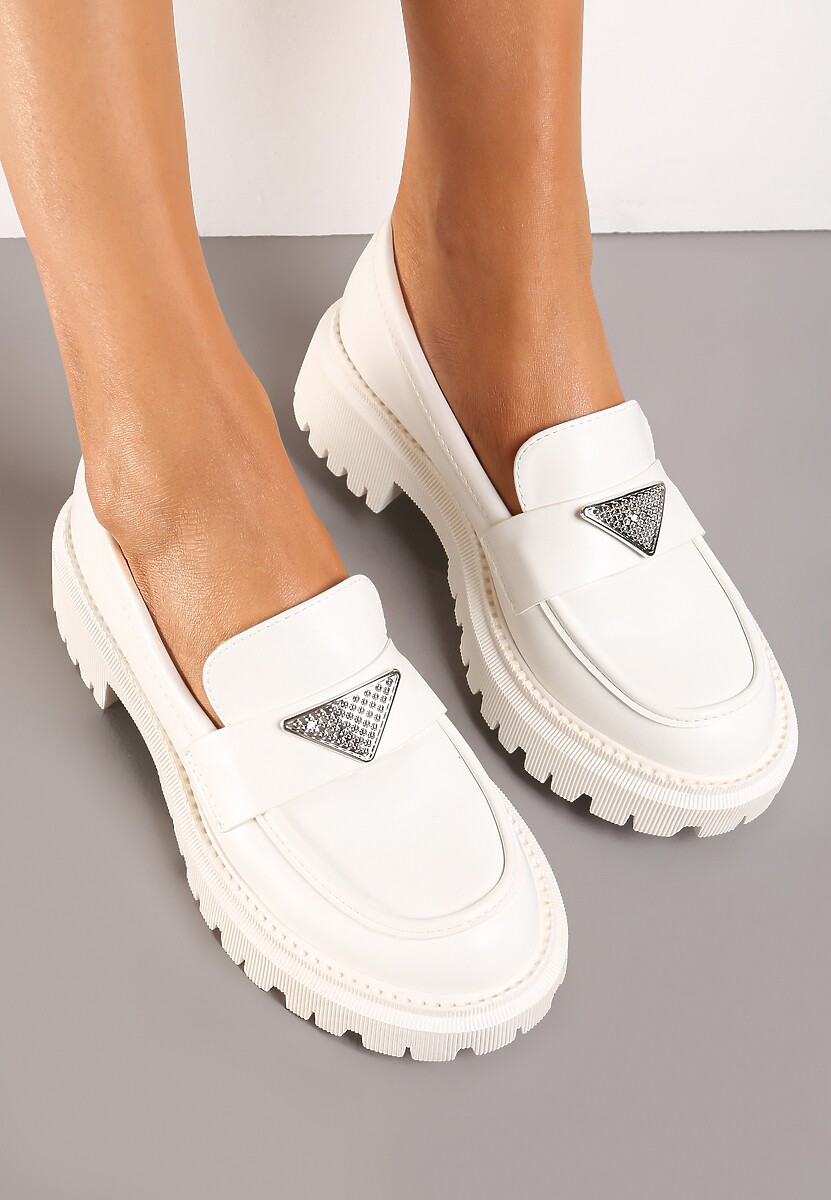 Białe Mokasyny na Platformie Ozdobione Klamerką z Cyrkoniami Nisariel
