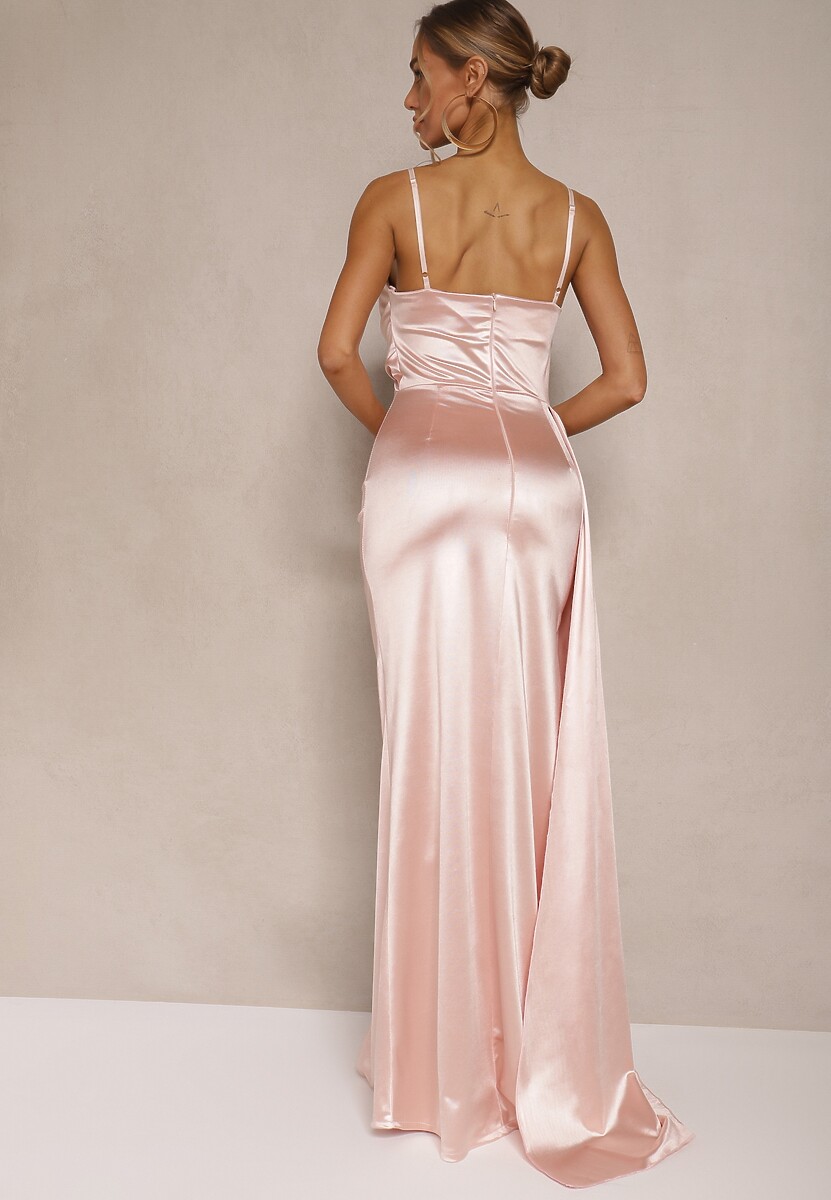 Różowa Satynowa Sukienka Taliowana z Rozcięciem na Boku Ozdobnym Trenem i Marszczeniami Lisarosea