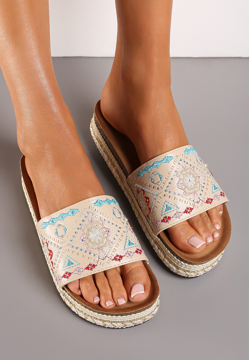 Beżowe Klapki Boho na Niskiej Platformie Ozdobione Plecionką i Cyrkoniami Giratsa