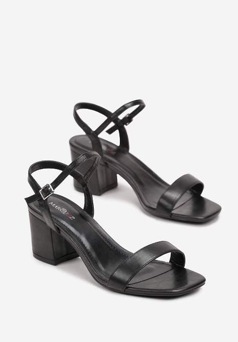 Czarne Sandały z Pojedynczymi Paseczkami na Słupku Lindani