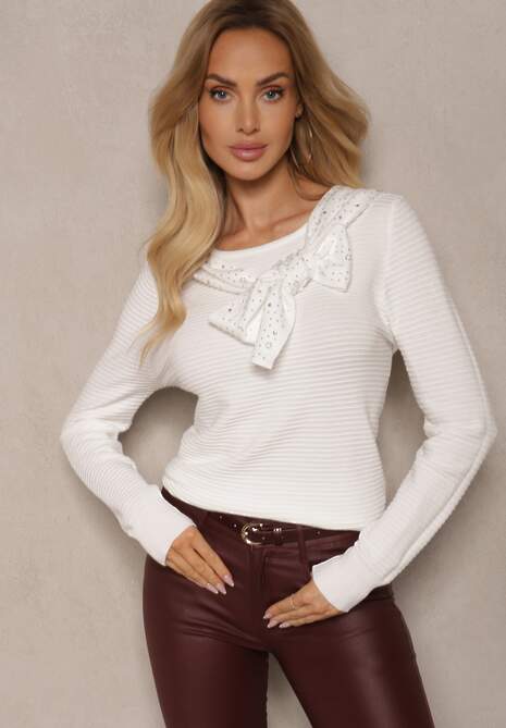 Biały Sweter z Prążkowanej Dzianiny z Wiskozą Ozdobiony Cyrkoniami i Wiązaniem Tintorinae