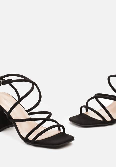 Czarne Sandały z Ozdobnymi Cienkimi Paskami Zapinane wokół Kostki Tiarsa