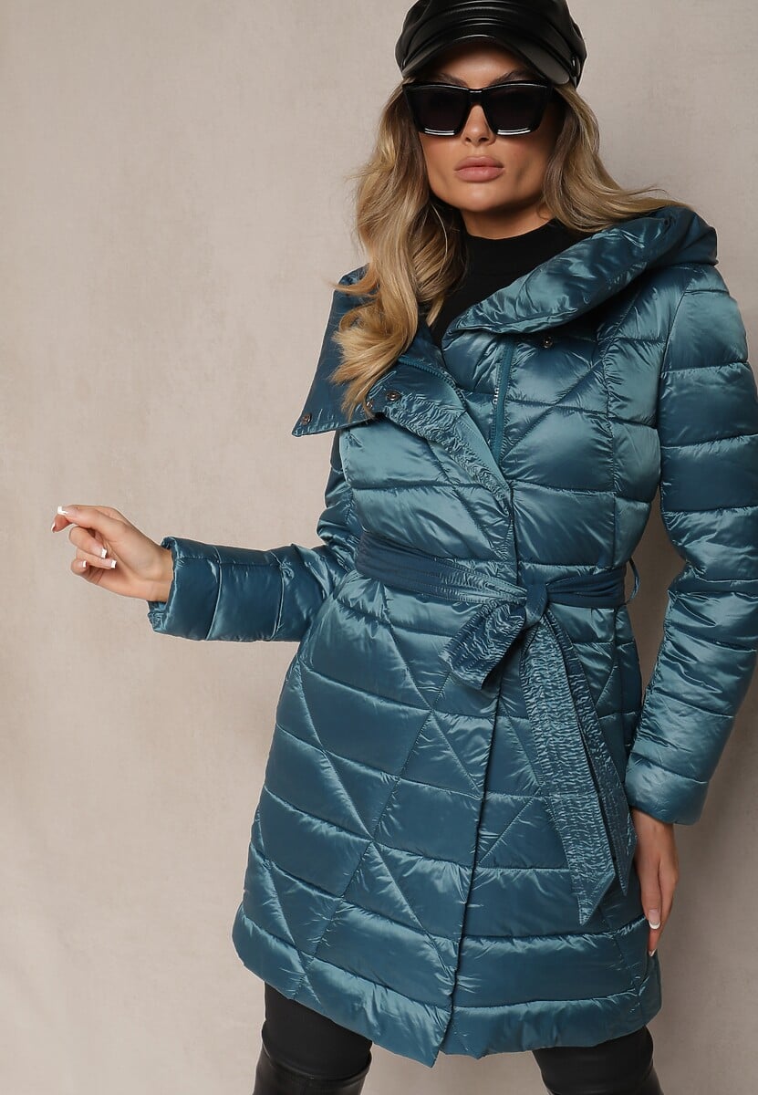 Niebieska Kurtka Pikowana o Długim Kroju z Kapturem Ozdobiona Wiązaniem w Talii Anselith