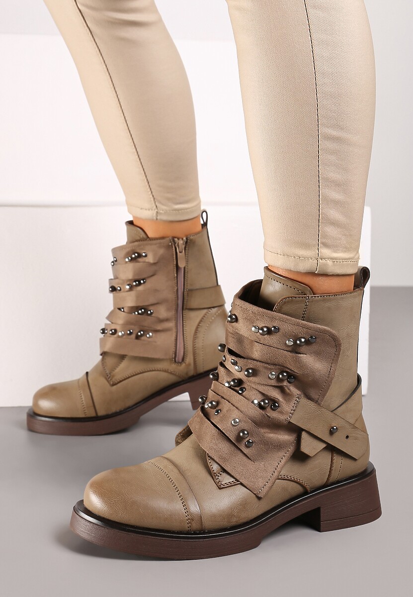 Ciemnobeżowe Botki w Streetwearowym Stylu Ozdobione Nitami i Naszywką Lirelina