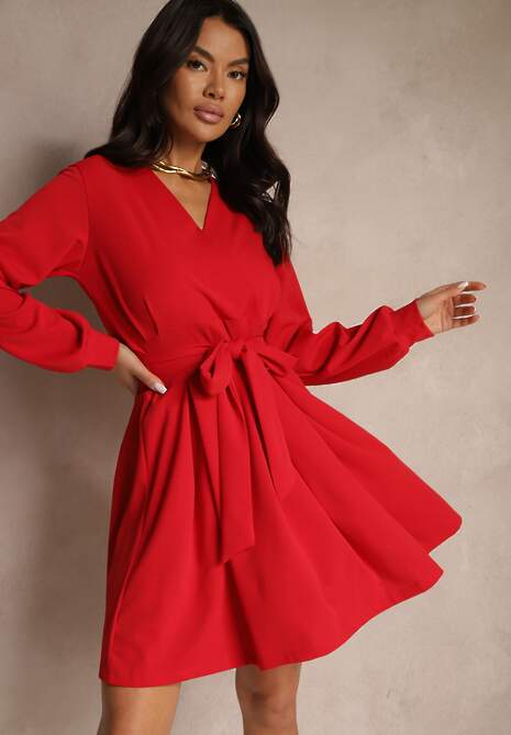 Czerwona Kopertowa Sukienka o Rozkloszowanym Kroju ze Wszytym Wiązanym Paskiem Nalin