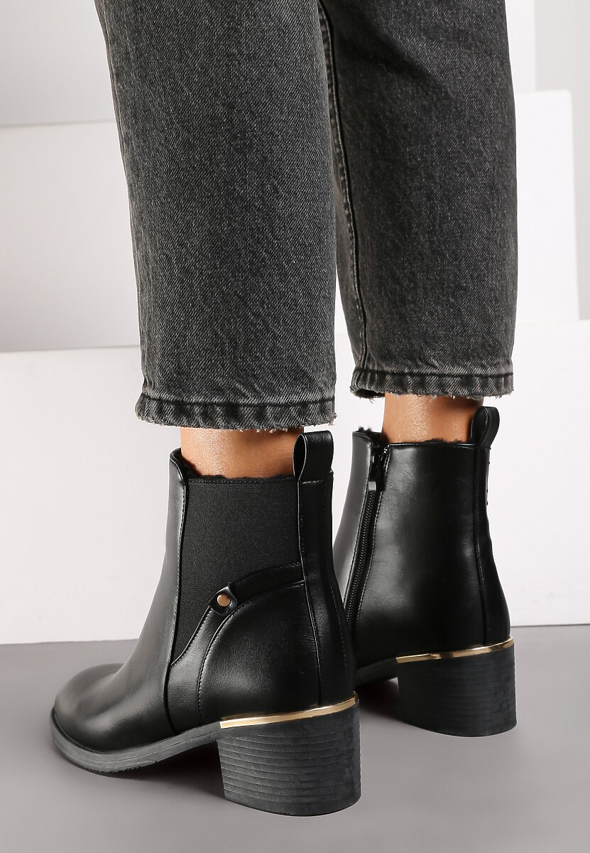 Czarne Botki na Słupku Ozdobione Metaliczną Aplikacją Naratta