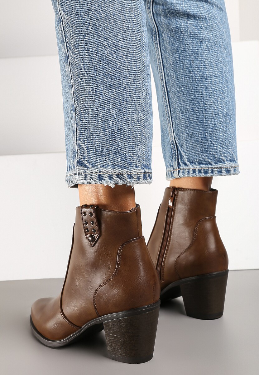 Brązowe Botki na Słupku w Stylu Kowbojek z Ozdobnymi Napami Elzinna