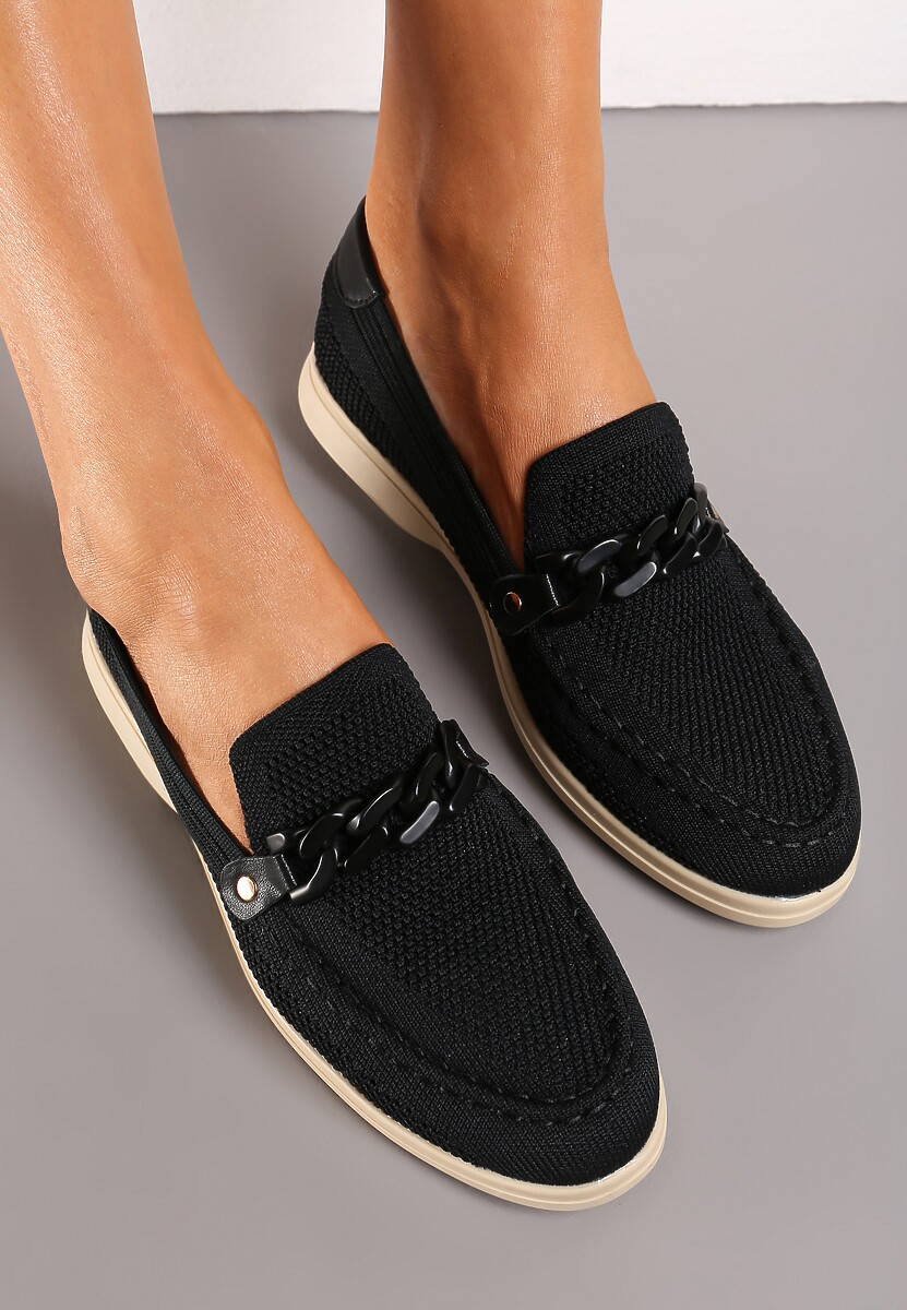 Czarne Mokasyny z Metalicznym Łańcuchem i Perforacją Mireali