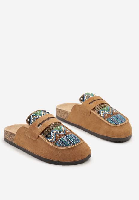Brązowe Klapki na Płaskiej Podeszwie z Imitacji Zamszu Ozdobione Koralikami i Cyrkoniami Giazara