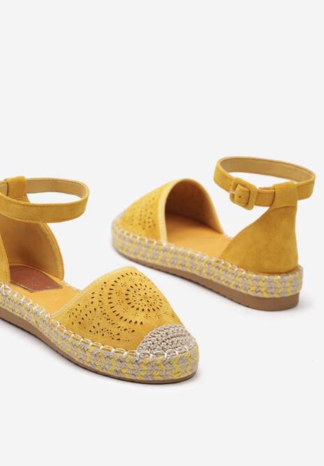 Żółte Espadryle na Płaskiej Podeszwie z Ażurowym Zdobieniem Zapinane Wokół Kostki Vizimaia