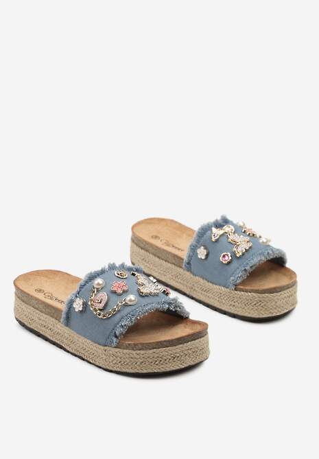 Jasnoniebieskie Klapki z Wkładką z Imitacji Zamszu Ozdobione Plecionką i Aplikacjami Pavira
