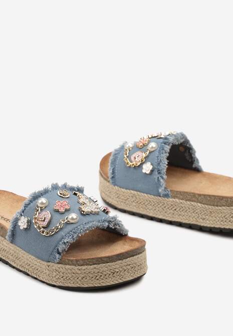 Jasnoniebieskie Klapki z Wkładką z Imitacji Zamszu Ozdobione Plecionką i Aplikacjami Pavira