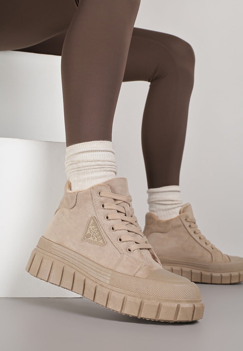 Ciemnobeżowe Botki Vices Typu Trapery na Platformie z Tłoczeniem i Aplikacją Gioselda