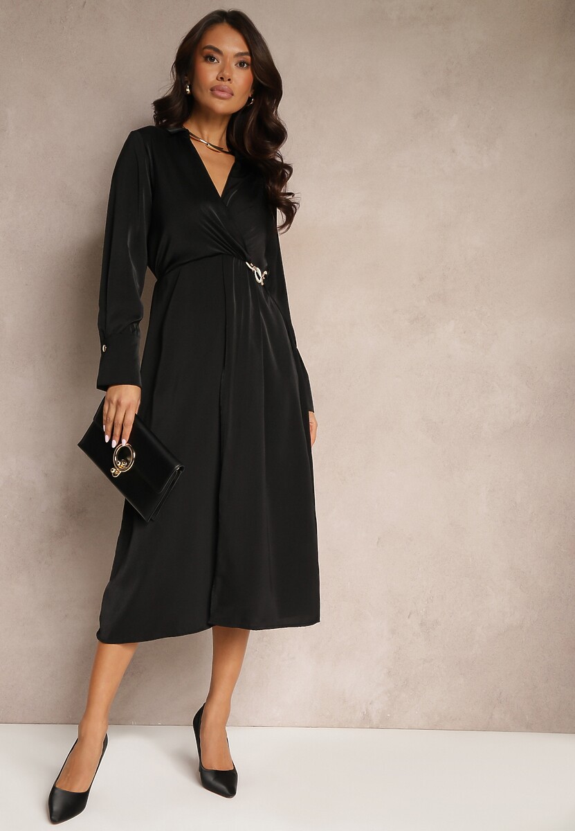 Czarna Satynowa Sukienka Kopertowa z Gumką i Łańcuszkiem w Talii Shaffa