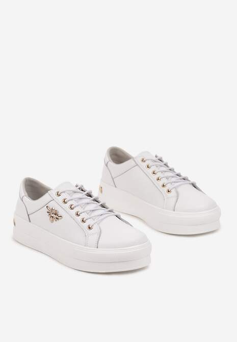 Biało-Złote Skórzane Sneakersy na Grubej Podeszwie z Przeszyciami i Broszką Nirnile