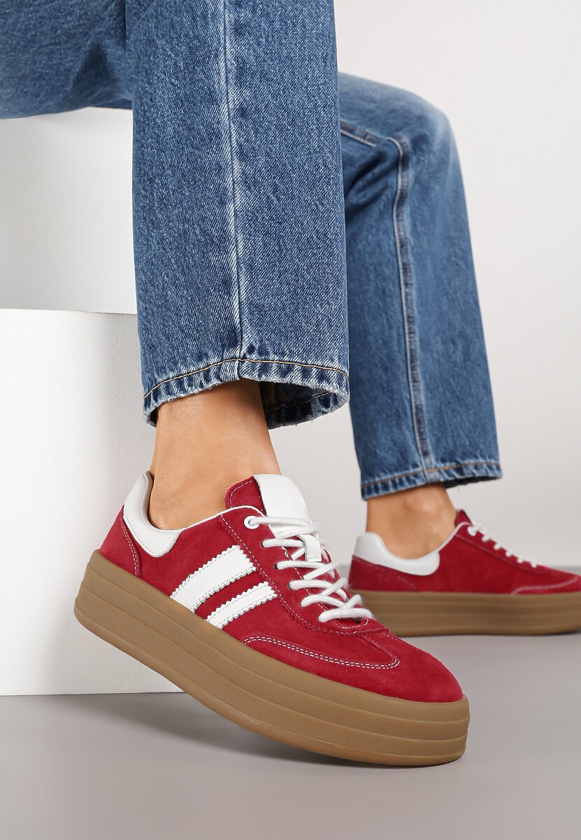 Czerwone Sneakersy Zamszowe na Platformie ze Skórzaną Wkładką Ozdobione Paskiem Adivrie