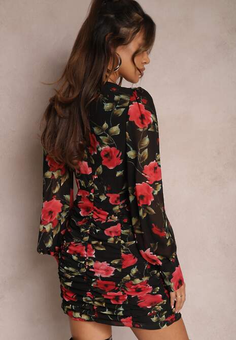 Czarna Sukienka Dopasowana z Marszczeniem Achomene