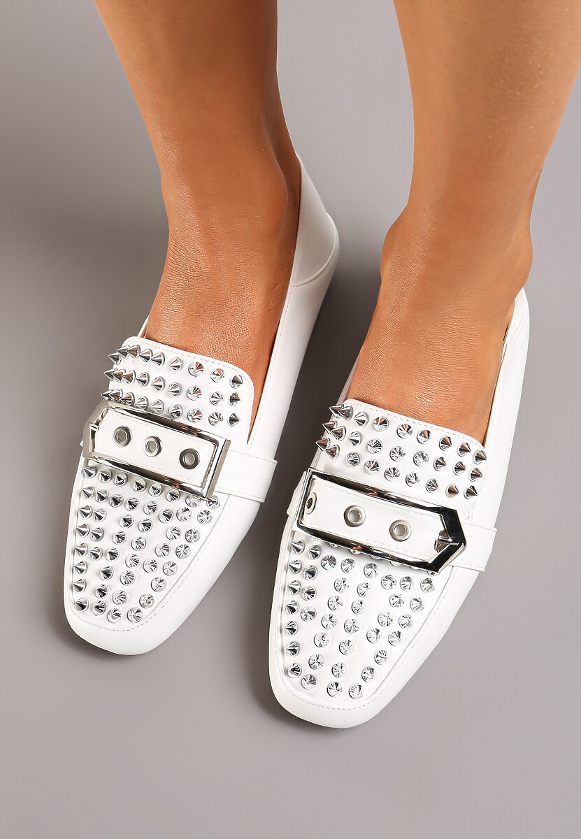 Białe Płaskie Mokasyny Ozdobione Ćwiekami na Kwadratowym Nosku Rosagold