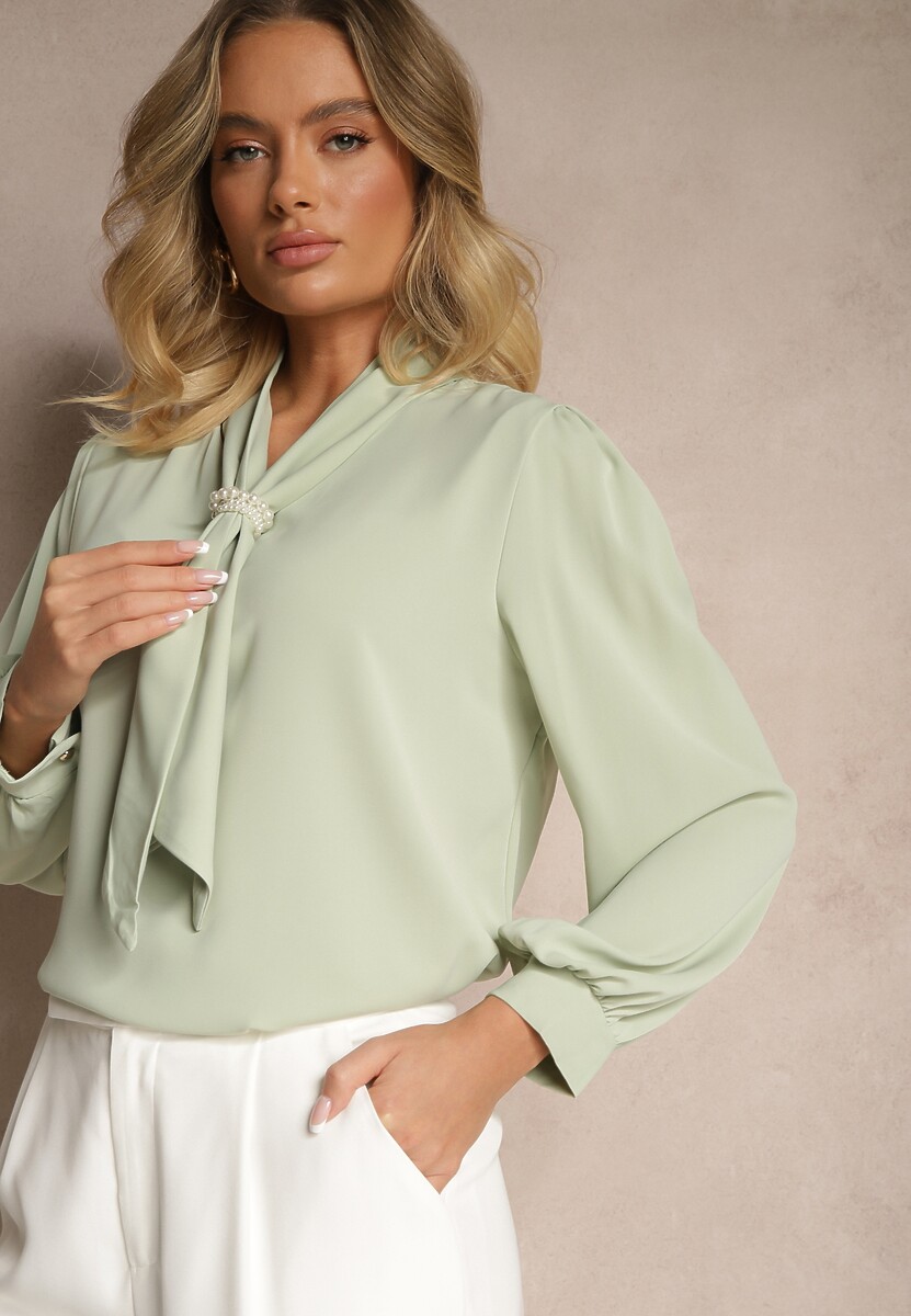 Zielona Bluzka o Koszulowym Kroju z Żabotem i Perłowym Zdobieniem Gonialith