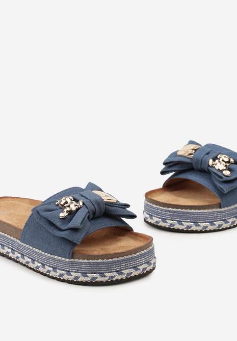 Granatowe Klapki na Ozdobnej Podeszwie z Kokardą i Metalicznymi Detalami Silgara