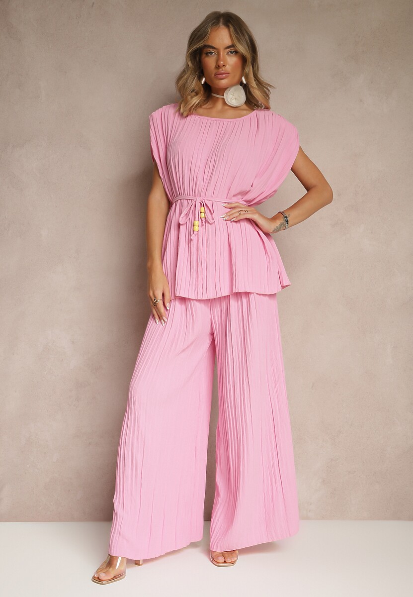 Różowy Komplet Spodnie o Szerokim Kroju i Bluzka z Usztywnioną Linią Ramion Nilamira