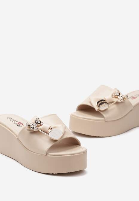 Beżowe Klapki Ozdobione Metaliczną Aplikacją i Kokardką na Platformie Rubaria