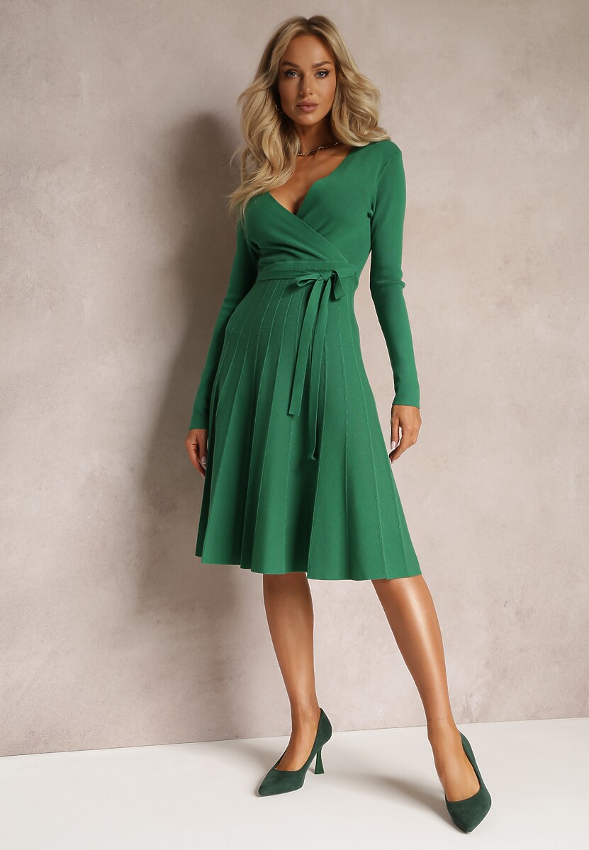 Zielona Sukienka Dzianinowa i Rozkloszowana z Kopertowym Dekoltem Dil