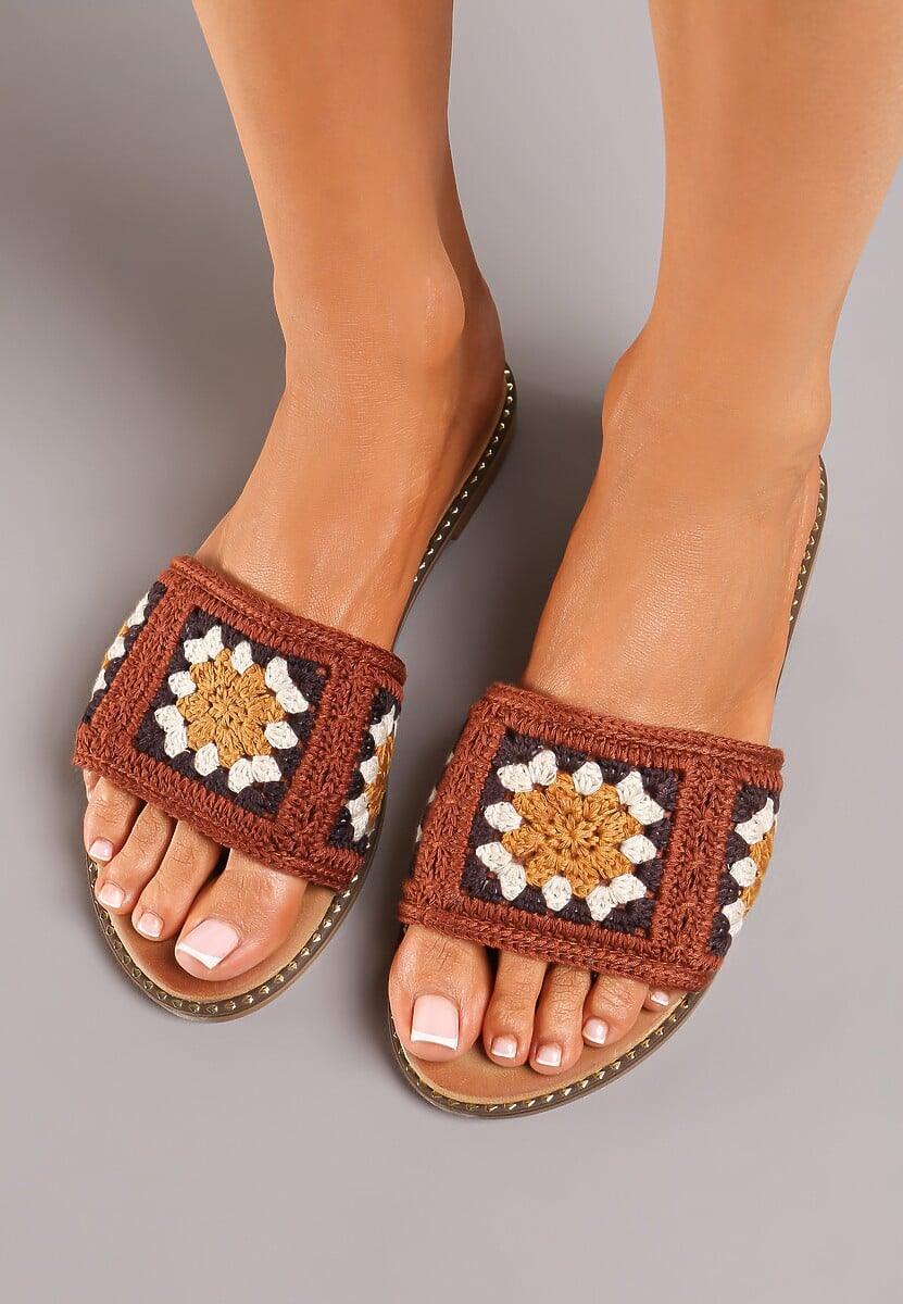 Brązowe Klapki na Płaskiej Podeszwie z Wyszywanym Wzorem Zoltana