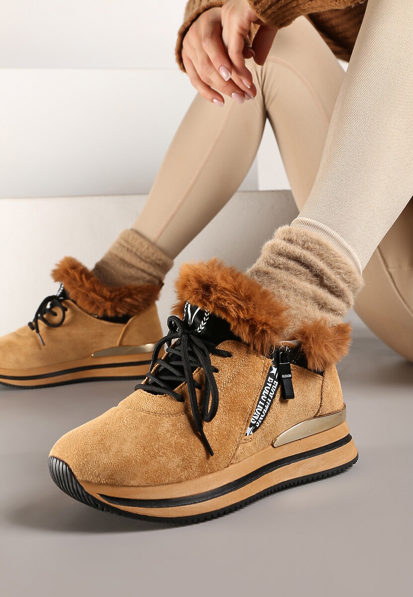 Ciemnobeżowe Sneakersy na Płaskiej Podeszwie z Napisem i Futerkiem Taricea