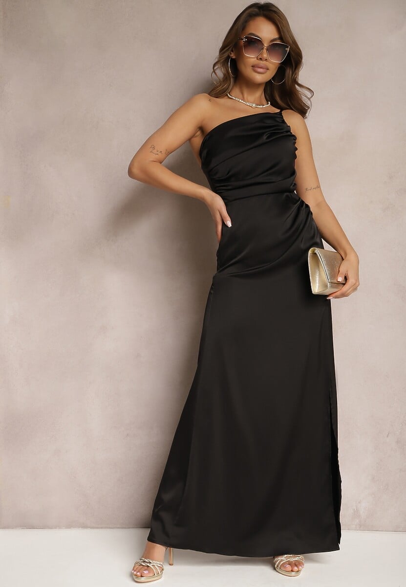 Czarna Asymetryczna Sukienka Satynowa z Wycięciem w Talii Rozcięciem na Dole i Marszczeniem Aledista