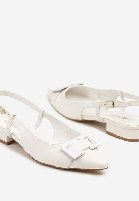 Białe Sandały Typu Slingback Ozdobione Klamrą Zelfia