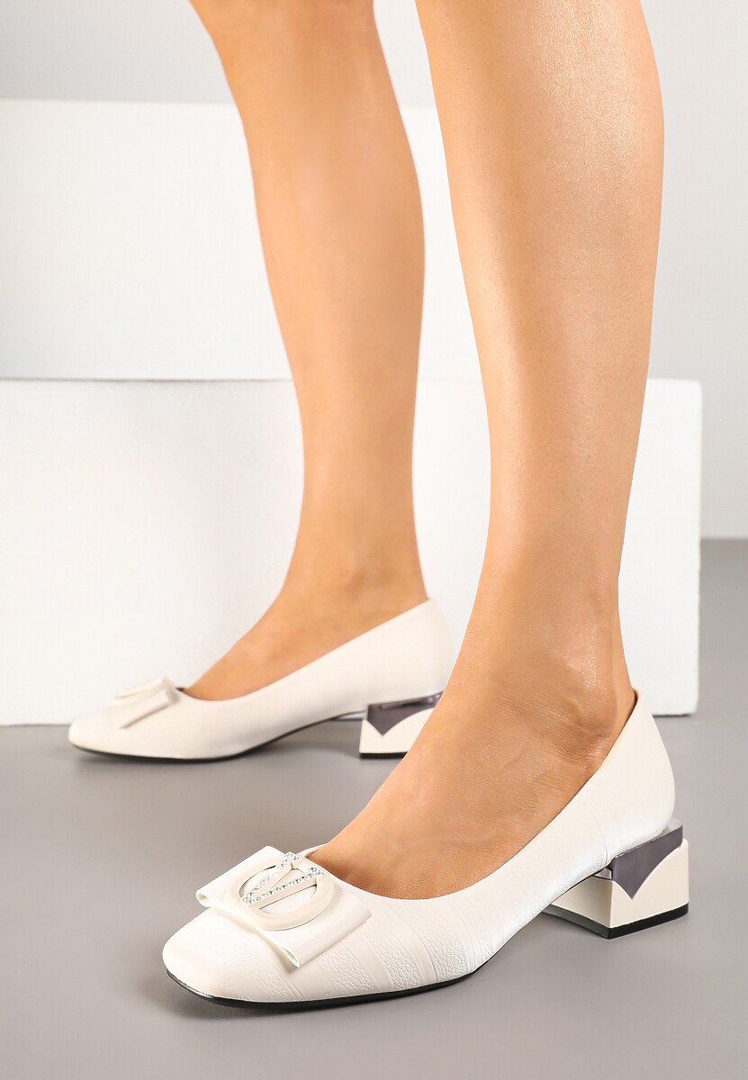 Czarne Czółenka na Geometrycznym Obcasie z Metaliczną Aplikacją i Kokardą Saniessa